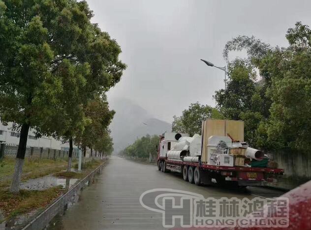 桂林鴻程磨粉機(jī)廠(chǎng)發(fā)貨現(xiàn)場(chǎng)