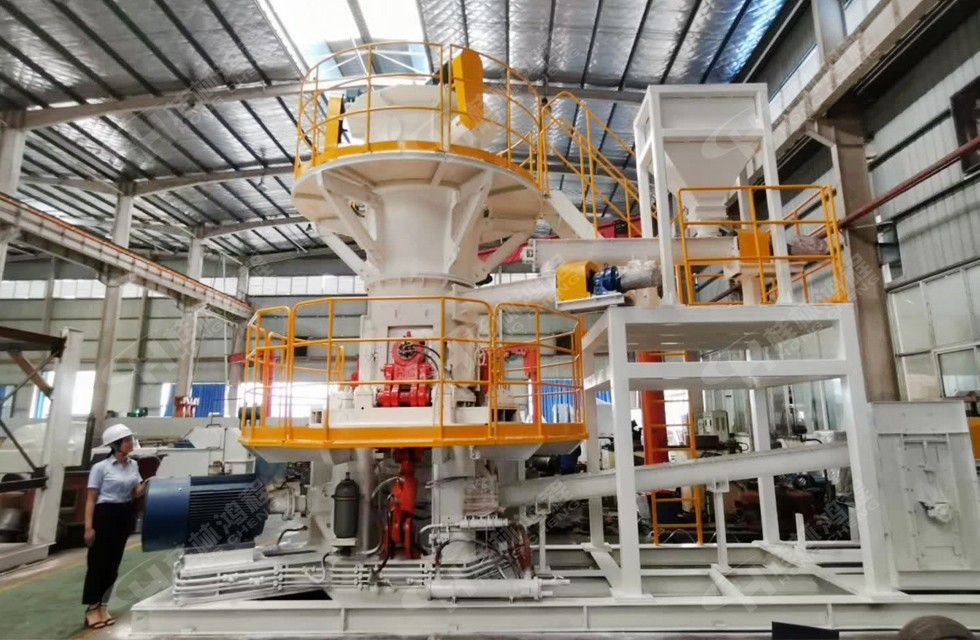 重晶石粉是怎

么生產(chǎn)的?用磨粉機桂林鴻程桂林鴻程新款HLMX600小型超細立式磨粉機整機預裝待發(fā)