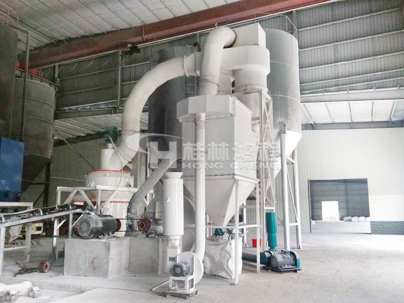 HC1500石灰石雷蒙磨粉機(jī)現(xiàn)場 HC1500石灰石雷蒙磨粉機(jī)現(xiàn)場