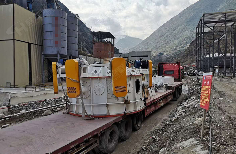 廣西桂林鴻程磨粉機董事長容棟國、總經(jīng)理林總親臨磨機安裝現(xiàn)場指導工作