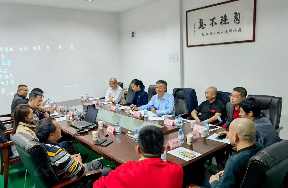 歡迎廣西塑料行業(yè)協(xié)會(huì)一行蒞臨桂林鴻程礦山機(jī)械廠參觀指導(dǎo)！